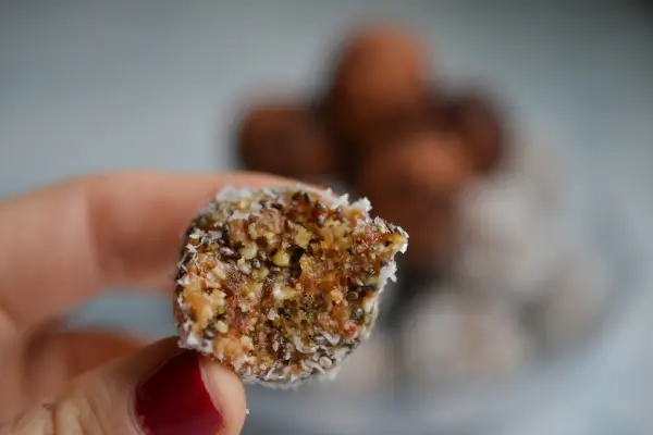 Bolinhas Energéticas de Tâmara, Cacau e Castanhas
