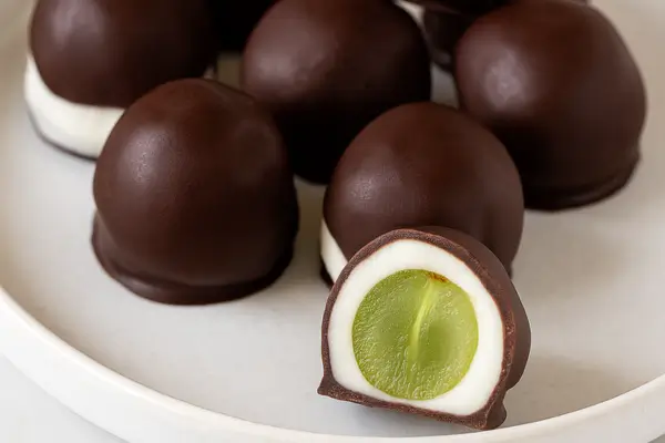 Bombom Saudável de Uva com Chocolate 70% e Iogurte Natural