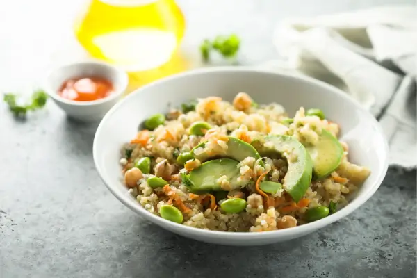 Bowl Detox com Quinoa, Abacate e Vegetais Coloridos