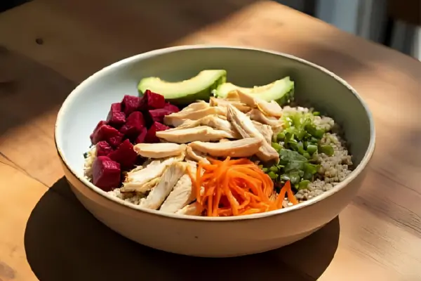 Bowl de grãos com frango desfiado, cenoura, beterraba e abacate