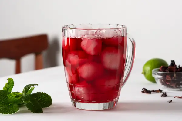 Chá Gelado de Hibisco com Canela e Maçã