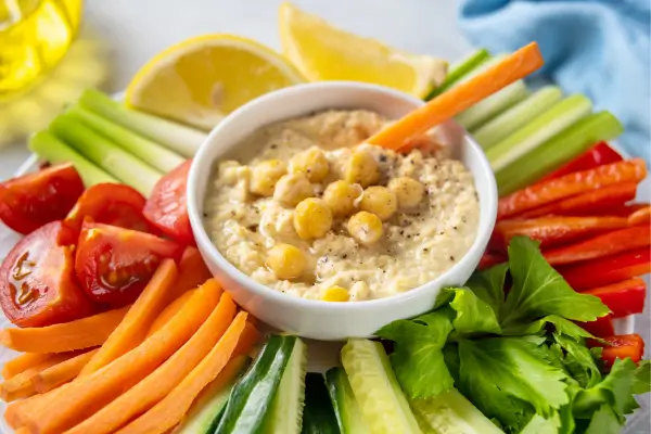 Homus com Palitos de Legumes (cenoura, pepino, salsão)