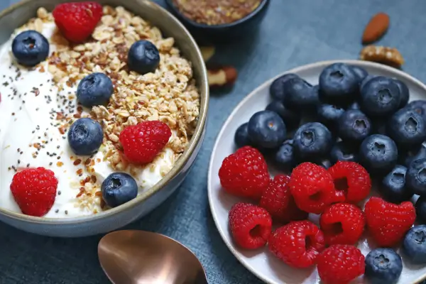 Iogurte natural com granola e frutas vermelhas