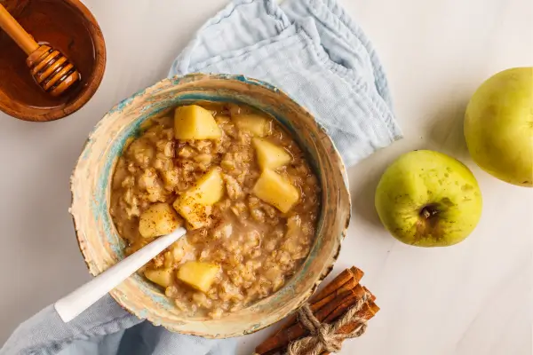 Mingau de Aveia com Canela e Maçã Cozida