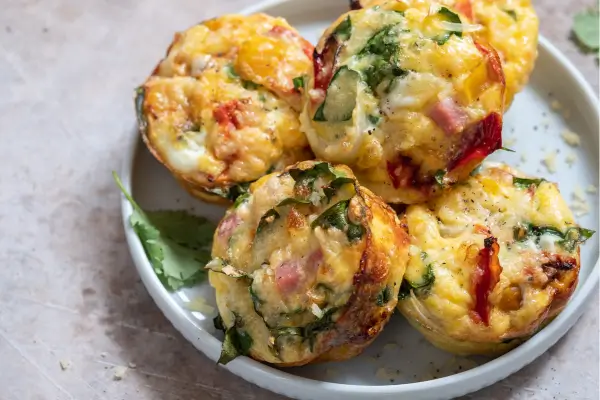 Muffin de ovos com legumes assado