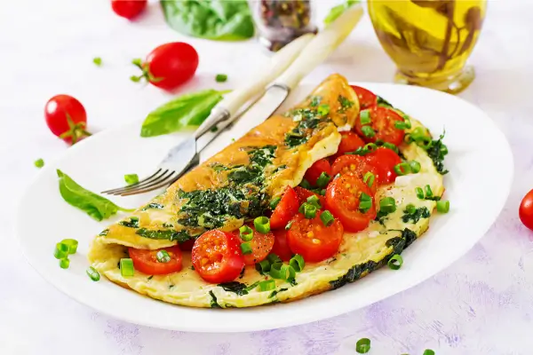 Omelete de claras com espinafre e tomate