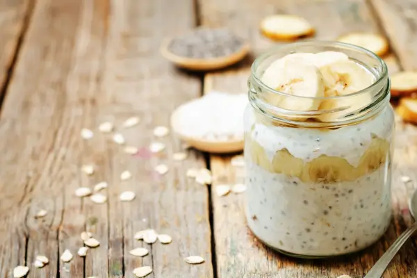 Overnight oats com banana e chia