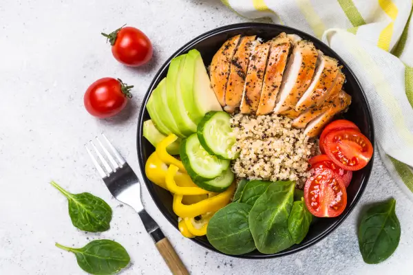 Salada de quinoa com frango grelhado e abacate