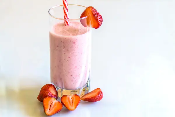 Shake de proteína com frutas vermelhas e linhaça