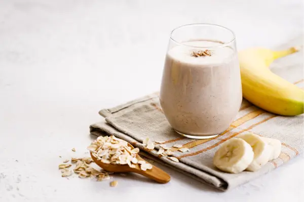 Smoothie energético com banana, aveia e whey protein