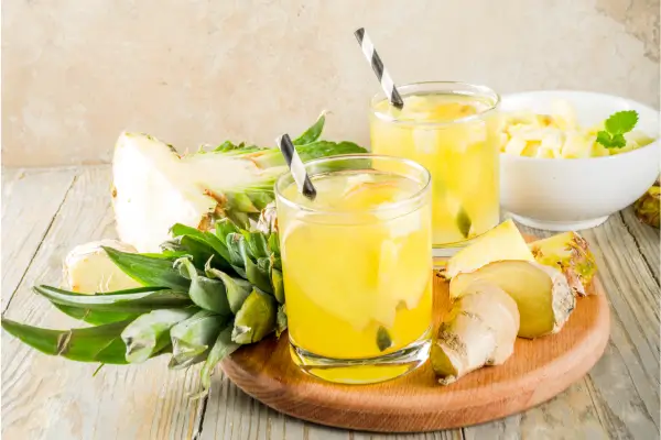 Suco Refrescante de Abacaxi com Gengibre