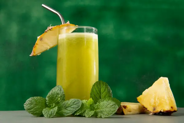 Suco Verde Refrescante com Abacaxi e Hortelã