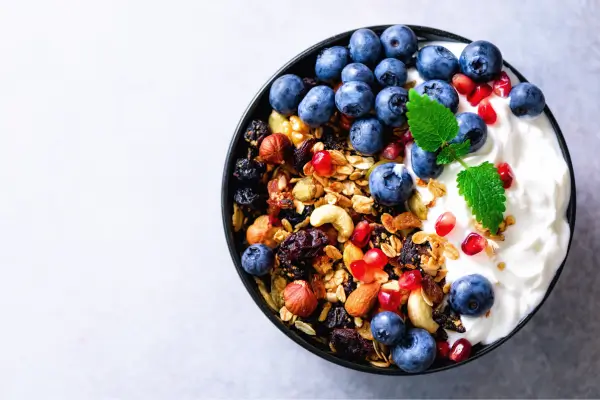 Tigela de Iogurte Natural com Frutas Vermelhas e Granola Caseira