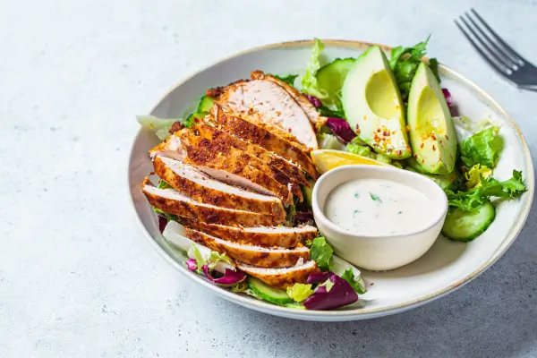 Salada Verde com Frango Grelhado e Molho de Iogurte