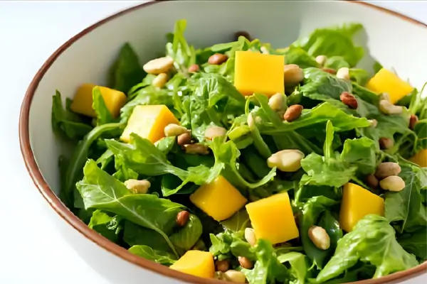 Salada de Folhas com Manga e Castanhas