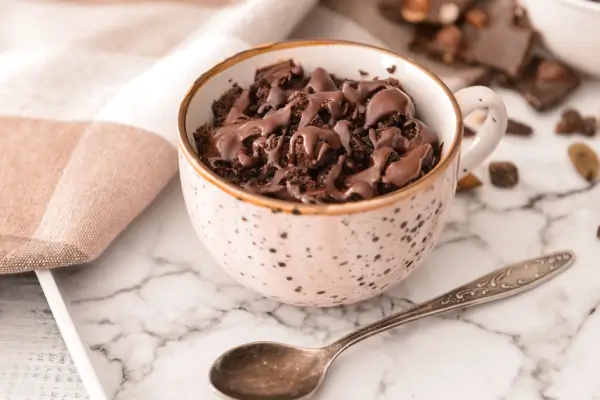 Bolo de Caneca Fit de Cacau com Aveia (Pronto em 2 Minutos!)