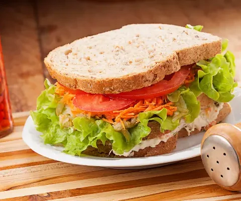 Sanduíche Natural com Patê de Atum e Cenoura Ralada