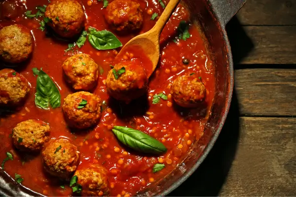 Almôndegas de Lentilha ao Molho de Tomate