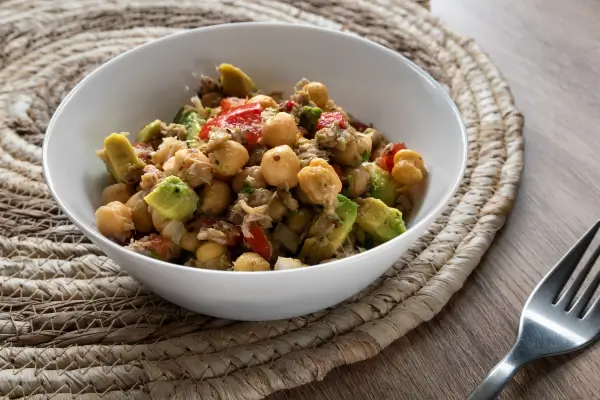 Salada de Grão-de-Bico com Atum: Rápida, Proteica e Super Saborosa